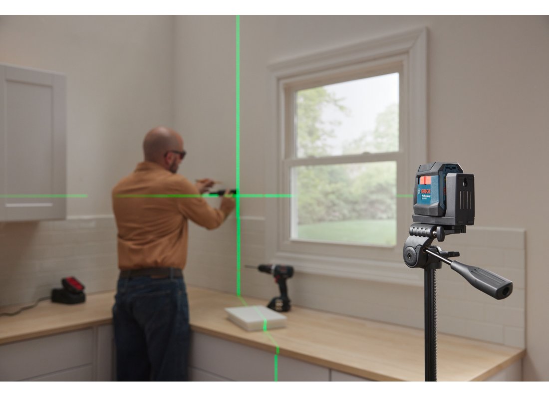 Green-Beam Self-Leveling Cross-Line Laser with (1) 3.7V 1.0 Ah Battery