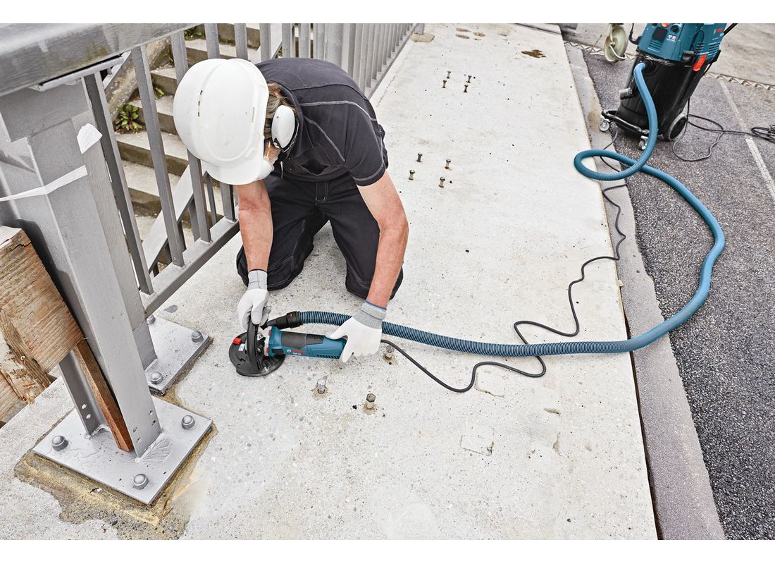 Meuleuse de surfaçage pour béton de 5 po avec dispositif de récupération de la poussière Bosch CSG15